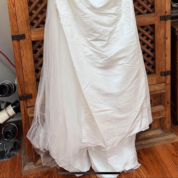 Beautiful new Wedding dress with tags - Picture 11 of 11